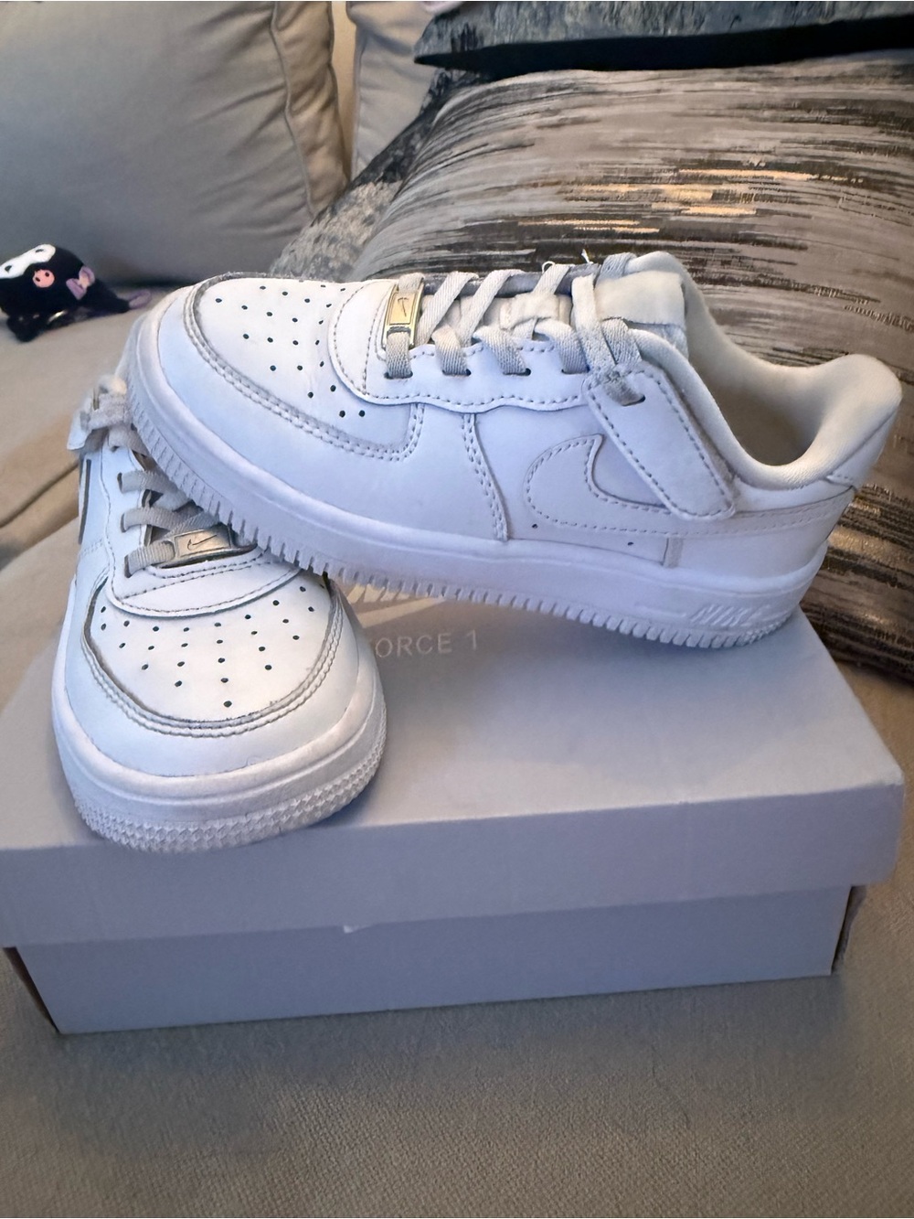 Nike White Kids Low-Top Sneakers with Subtle Metallic Lace Charm
